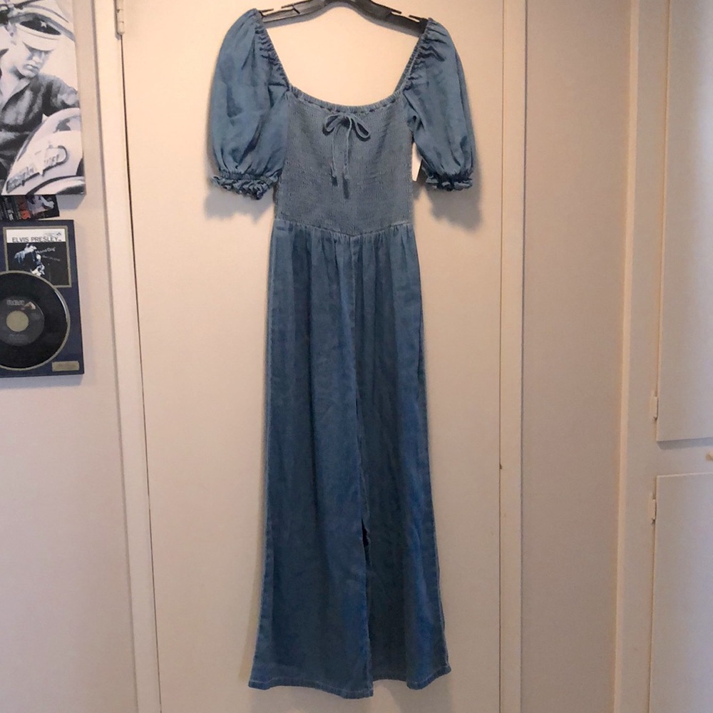 🆕Jumpsuit Denim💙Wide Leg Cropped! Trending Summer Blue! Smocked bodice! M